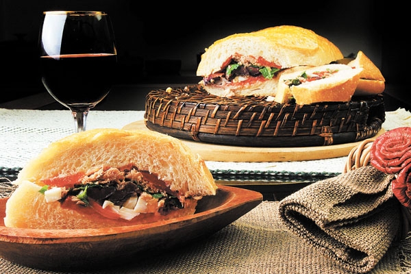 “Não se sabe se foi o próprio Conde de Sandwich quem teve um insight e sugeriu que cortassem um  pedaço de pão ao meio e dentro colocassem carne, ou se foi algum empregado do cassino onde jogava compulsivamente  o inglês quem inventou comida tão prática”